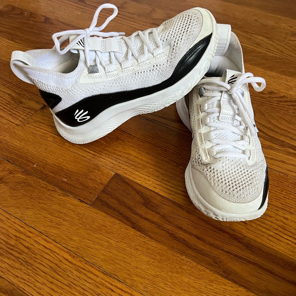 Boys youth Steph Curry sneaker size 5 white black combo